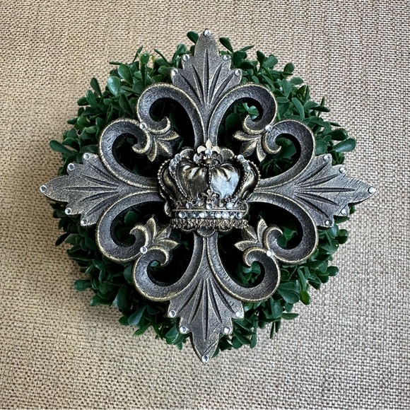 Fleur de Lis Crown Magnetic Lampshade Enhancer - Picture 12 of 12